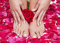Zadbane dłonie i stopy w płatkach róż