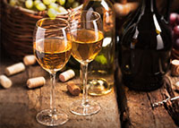 Kieliszki z winem, butelki, winogrona i inne akcesoria