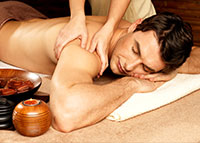 Mężczyzna w trakcie masażu w gabinecie spa