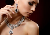 Elegancka kobieta w luksusowej biżuterii