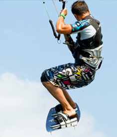 Mężczyzna uprawiający kitesurfing