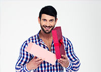 Uśmiechnięty mężczyzna otwierający prezent
