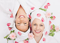 Kobiety w białych szlafrokach i ręcznikach na głowach w spa