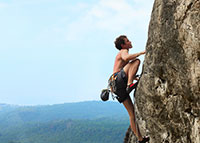 Człowiek wspinający się na skałę