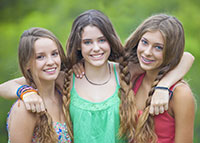 Trzy młode dziewczyny ze splecionymi włosami