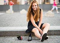 Nastolatka siedząca na chodniku