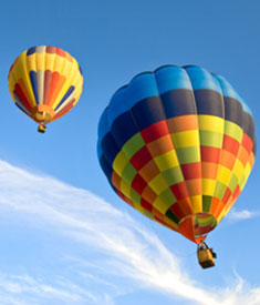 Kolorowe balony unoszące się na niebie