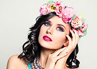 Kobieta w pięknym makijażu z wiankiem kwiató na głowie