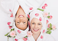 Kobiety w turbanach z ręczników na głowie w trakcie wizyty w spa