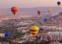 Kolorowe balony na gorące powietrze unoszące się nad górzystym terenem
