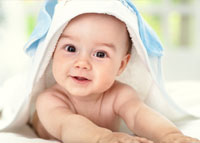 Uśmiechnięty niemowlak po kąpieli