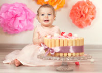 Uśmiechnięty dziewczynka z pieknym tortem urodzinowym