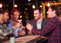 Spotkanie czterech mężczyzn przy piwie
