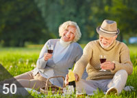 Kobieta i mężczyzna na pikniku piją wino