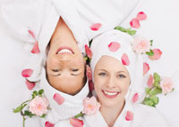 Zrelaksowane, uśmiechnięte kobieta z ręcznikami na głowach