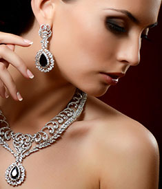 Kobieta prezentująca elegancką biżuterię