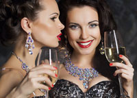 Piękne młode kobiety w popijające szampana