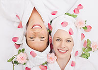 Kobiety w ręcznikach na głowach wśród płatków kwiatów